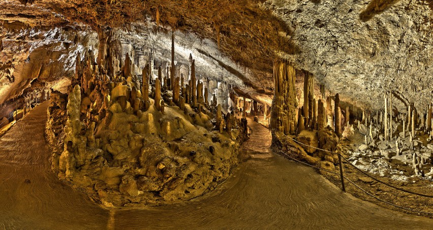 Długość wszystkich jaskiń to ok. 6 kilometrów....