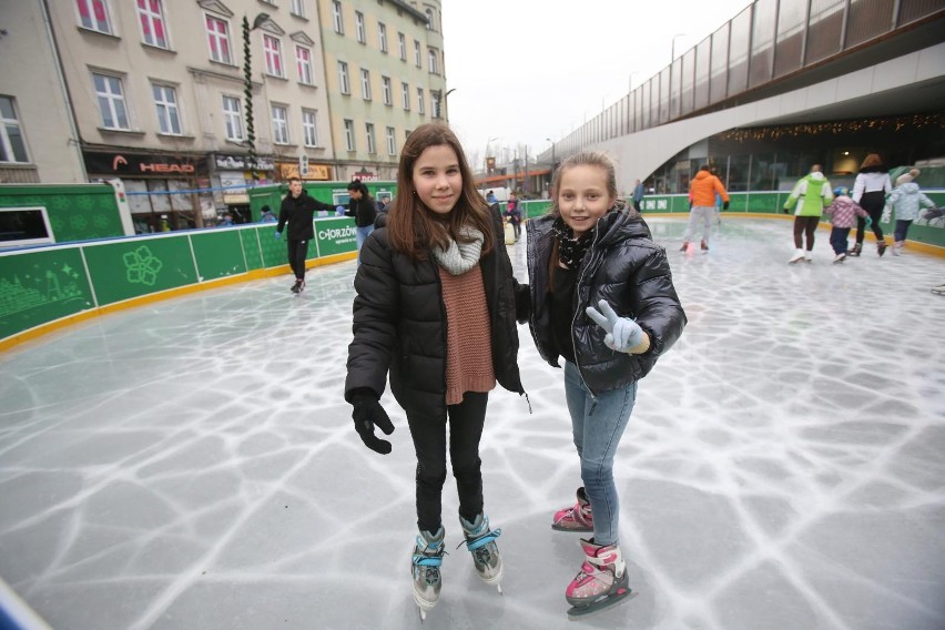 02.01.2022. Ślizgawka na lodowisku na rynku w Chorzowie....