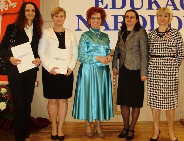   Nasi nagrodzeni nauczyciele z kuratorem oświaty: (od lewej) Monika Rembas, Elżbieta Kowalczyk, kurator Małgorzata Muzoł, Ewelina Ratusznik i Jadwiga Suliga.