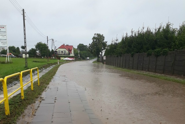 Gwałtowna ulewa spowodowała zamknięcie drogi krajowej w Zajączkowie.