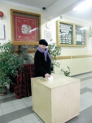 W niedzielę mieszkańcy wybierali burmistrza gminy i miasta Miechów. Na zdjęciu głosuje Teresa Deńca-Majewicz Fot. Magdalena Uchto