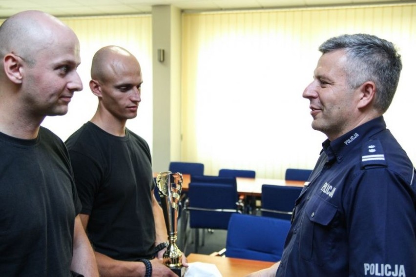 Zastępca komendanta świętokrzyskiej policji gratuluje...