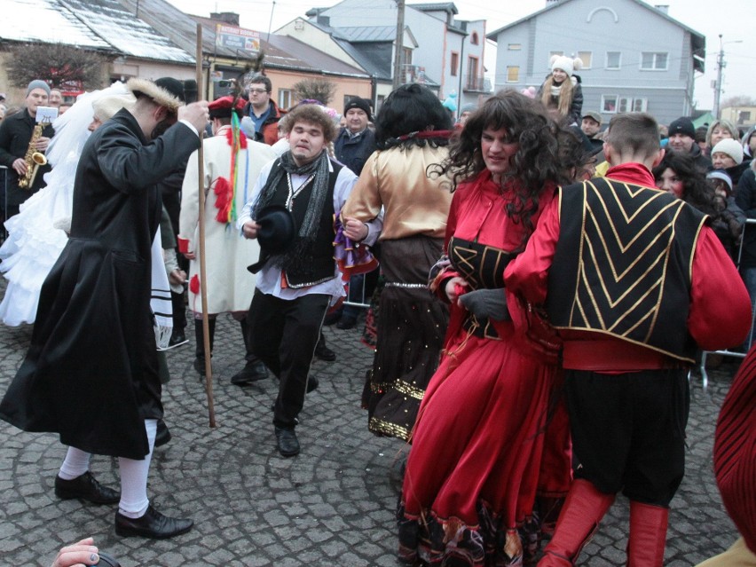 Gmina Jedlińsk. Ścięcie Śmierci 2018. Jedlińskie Kusaki - zwyczaj, który przetrwał kilkaset lat. Korowód przebierańców przeszedł ulicami 