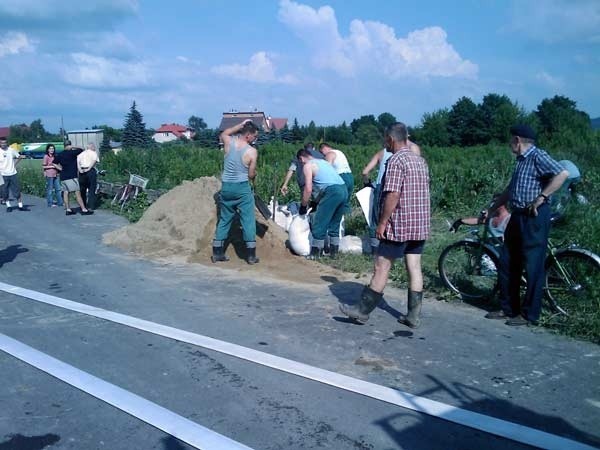 WieLniowie pomagaja w usuwaniu skutków powodziSkazani z Zakladu Karnego w Debicy aktywnie wlączyli sie do usuwania skutków powodzi jaka nawiedzila Debice i okolice.