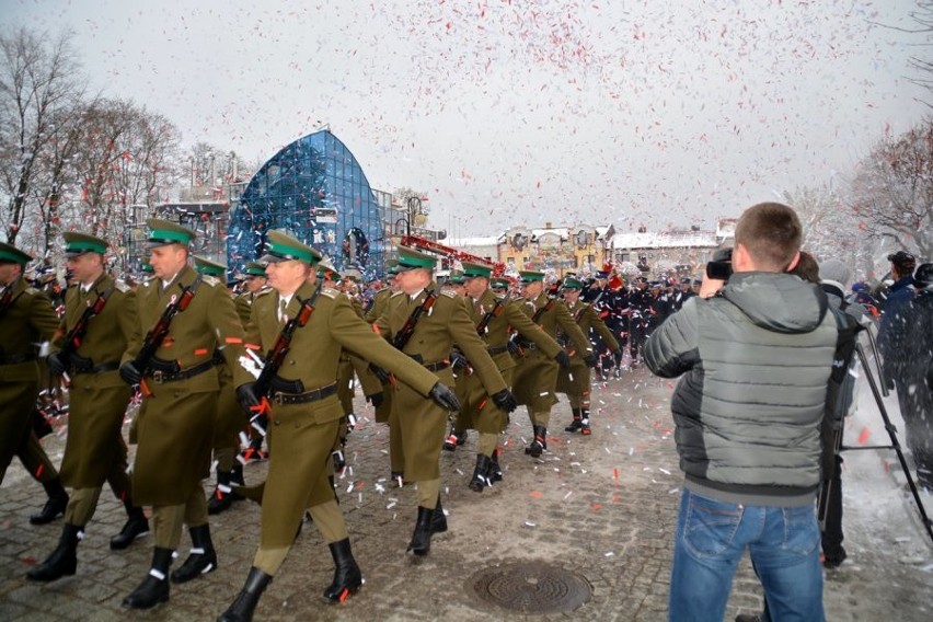 Cała Polska się śmieje z białostockich policjantów. Bo wycinali konfetti [ZDJĘCIA]