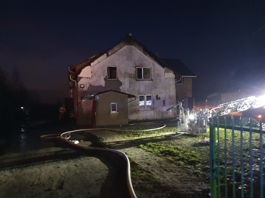 - Pożar wybuchł w garażu , w środku znajdował się samochód....