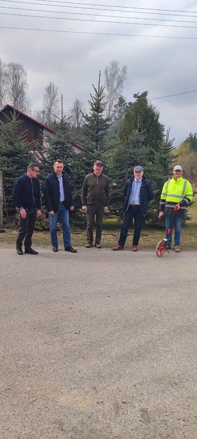 W Podlesiu Dużym w gminie Stromiec leją nowy asfalt na drodze powiatowej. Po zimowej przerwie prace ruszyły pełną parą (ZDJĘCIA)