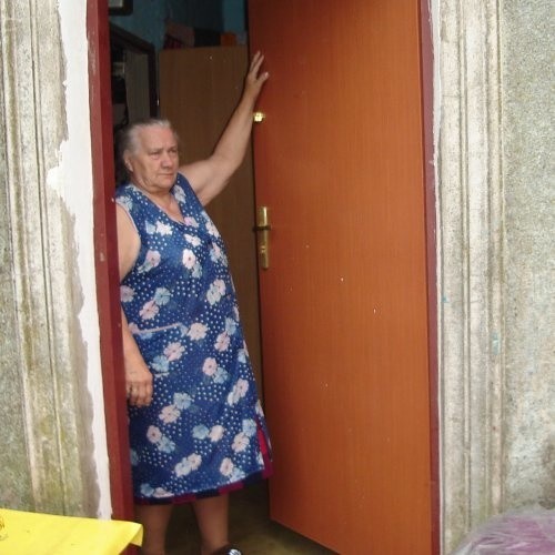 Władysława Kolasińska z Tychowa uważa, że zamontowano jej inne drzwi niż chciała. Firma "Dobre Okna" zapewnia, że usługa była zgodna ze złożonym jej zamówieniem.