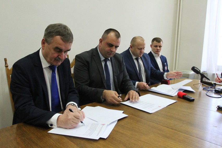Od lewej: prezydent Wojciech Lubawski, wiceprezes PZB Maciej...