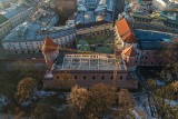 Zabytki Krakowa. Ekipa remontowa i konserwatorzy przywracają dach Arsenału