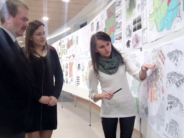 Studentka Dagmara Kraj, w obecności Agnieszki Sempioł, prezentowała staroście Janowi Nowakowi swój projekt zagospodarowania terenów wokół zbiornika na Małoszówce.