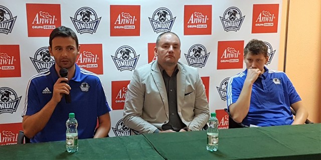 Od lewej trener Igor Milicić, prezes Arkadiusz Lewandowski i nowy kapitan Anwilu Fiodor Dmitriew.