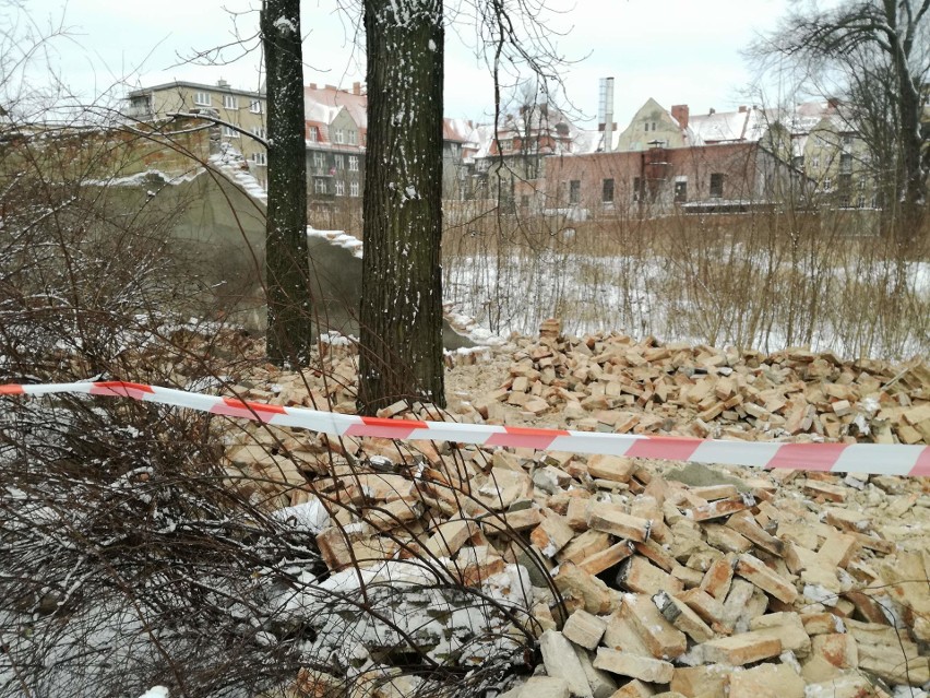 W parku Wilsona runęło kilkunastometrowe ogrodzenie. Straży...