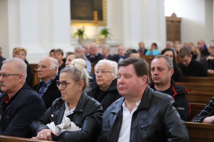 XV Powiatowy Przegląd Zespołów Chóralnych na Świętym Krzyżu. Zobacz zdjęcia