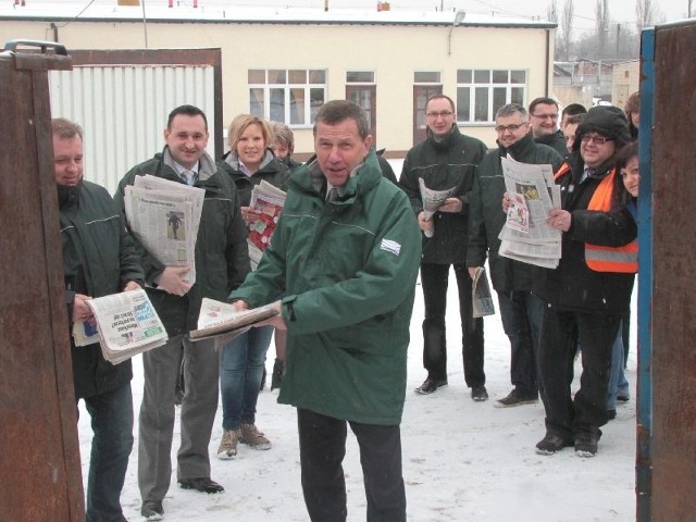 Zbiórka makulatury na terenie Wodociągów Kieleckich, w środku prezes WK Henryk Milcarz.