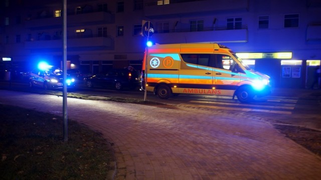 Przed godz. 19., kierujący osobowym Renaultem, potrącił na pasach kobietę i jej dziecko. Na miejsce zdarzenia przyjechało pogotowie i policja. Służby ustalają dokładne przyczyny zdarzenia.