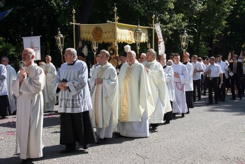 Boże Ciało 2014 w Zabrzu: procesja z kościoła św.Anny w...