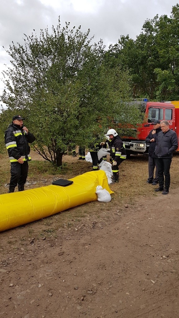 Ćwiczenia Powiatowego Zespołu Zarządzania Kryzysowego w Jarosławiu odbyły się w gminie Laszki. Ich tematem było "Prowadzenie działań ratowniczo ochronnych z elementami ochrony ludności w sytuacji zagrożenia powodziowego i skażenia wód rzeki Szkło”.W ćwiczeniu udział wzięły Komenda Państwowa Powiatowej Straży Pożarnej w Jarosławiu, Komenda Powiatowa Policji w Jarosławiu, Powiatowa Stacja Sanitarno-Epidemiologicznej w Jarosławiu, Powiatowy Lekarz Weterynarii, Centrum Opieki Medycznej w Jarosławiu i Wojewódzka Stacja Pogotowia Ratunkowego w Przemyślu.