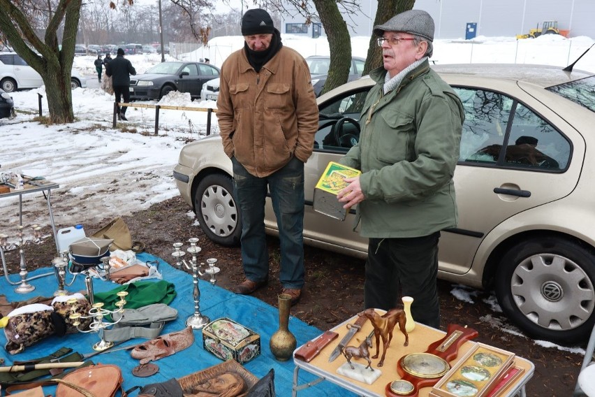 Giełda samochodowa w Łodzi. PRODUKTY, CENY Handlujący narzekają, że łodzianie zaczęli na poważnie oszczędzać 