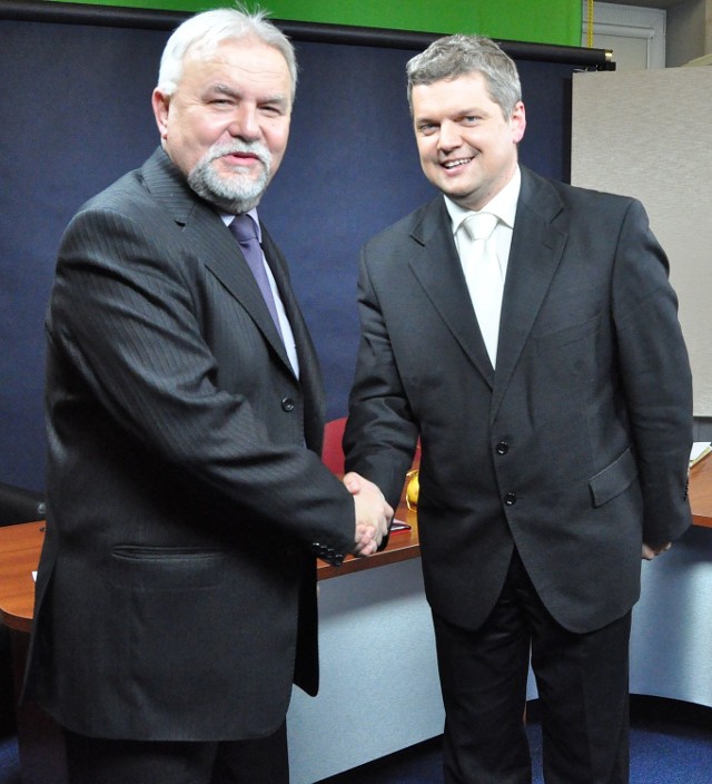 Kandydaci na prezydenta Tarnobrzega Jan Dziubiński (z lewej strony) oraz Norbert Mastalerz tuż po ostatniej debacie przed niedzielnymi wyborami prezydenckimi w Tarnobrzegu.