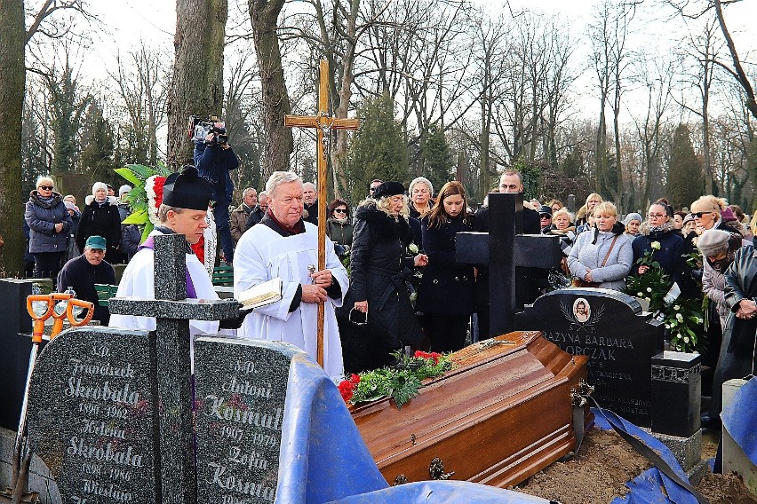 Pogrzeb Cezarego Mocka, bohatera "Sanatorium miłości". Jacek Kurski na pogrzebie. Tłumy towarzyszyły łodzianinowi w jego ostatniej drodze