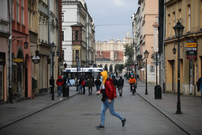 Kraków. Dzień Wszystkich Świętych bez wizyt na cmentarzach. Niektórzy wybrali się na spacery [ZDJĘCIA]