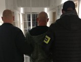 Toruń. Policja zatrzymała sprawcę usiłowania zabójstwa na starówce: "Uderzał śpiącego ostrym narzędziem". Mamy wideo z zatrzymania!