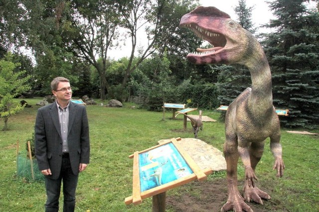 Wiesław Trela przy sarkozaurusie, drapieżnym dinozaurze, którego tropy znaleziono koło Szydłowca.