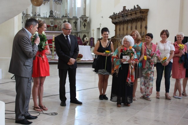 Podczas otwarcia wystawy w kościele podominikańskim przy ul. Wodnej w Chełmnie gratulowano artystom i podziwiano ich prace. 