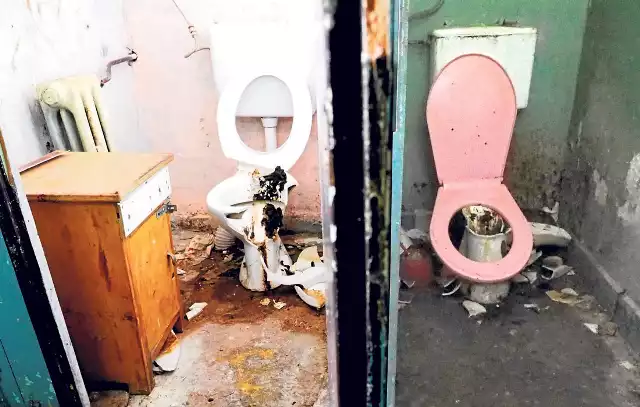 Tak wygląda jedna ze wspólnych toalet w bloku przy ul. Lechickiej. Te, o które mieszkańcy dbają i zamykają na klucz są w dużo lepszym stanie. Jedne i drugie zostaną wkrótce wyremontowane  