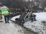 W Dąbrówce samochód osobowy dachował w rowie. Dwie kobiety trafiły do szpitala