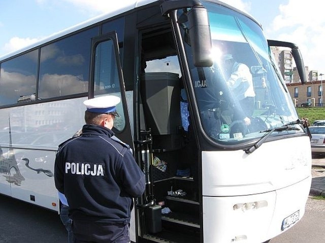 Policja kontroluje autobusy.