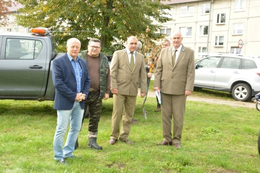 Chociwel. Akcja "Jedno dziecko, jedno drzewo". Rodzice posadzili lipy swoich dzieci   