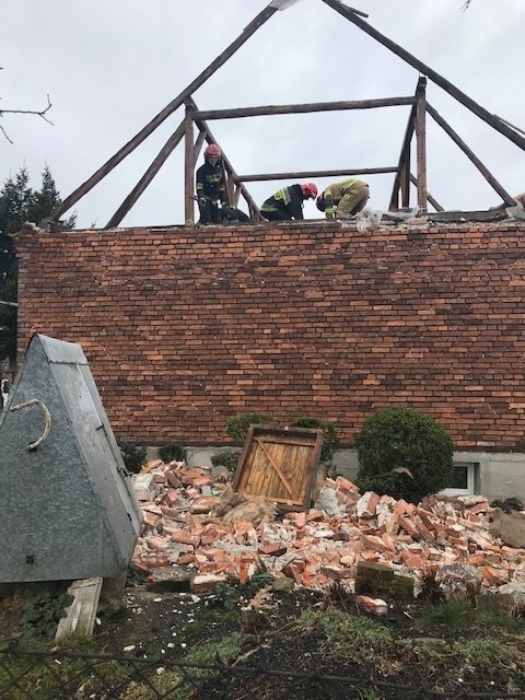 Orkan szaleje w powiecie wielickim: zerwane dachy, powalone drzewa [ZDJĘCIA]