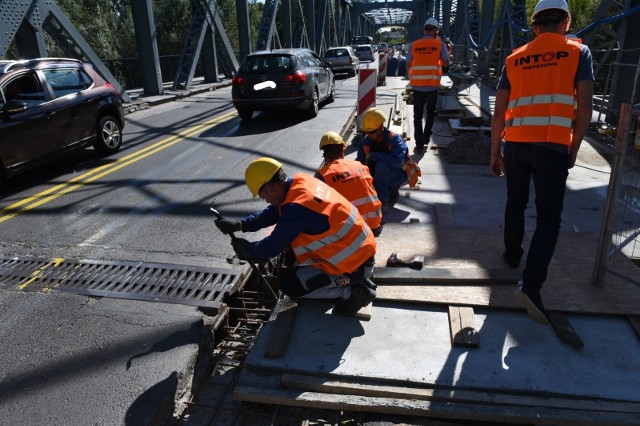 Jak przebiegają prace na remontowanym moście im. Piłsudskiego? W piątek (18 września) zajrzeliśmy na plac budowy, by z bliska przyjrzeć temu, co już zrobiono. Mieliśmy też okazję zobaczyć most tymczasowy, który wykonano na Małej Wisełce, w celu przemieszczania się ciężkim sprzętem po palcu budowy. Więcej informacji na kolejnych stronach.