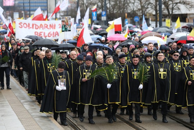 Narodowy Marsz Papieski w rocznicę śmierci Jana Pawła II. Na ulicach Warszawy pojawiły się tłumy, aby bronić pamięci o papieżu Polaku