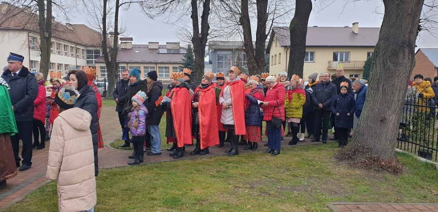 Orszak Trzech Króli w gminie Baranów Sandomierski. Parafianie spotkali się na kolędowaniu przy szopce. Zobaczcie zdjęcia