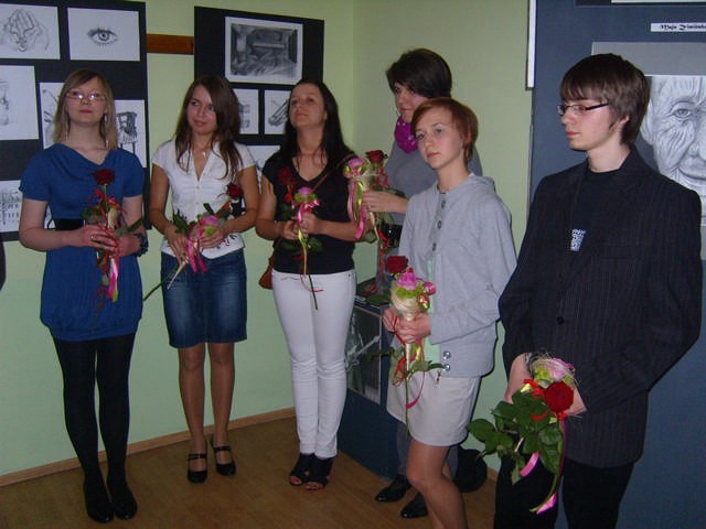 Młodzi artyści (od lewej): Justyna Kosmowska, Roksana Łukomska, Monika Urban, Maja Zimińska, Paulina Drzazgowska i Piotr Wróblewski 