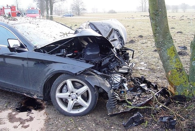 W miejscowości Łacha strażacy wydostali nieprzytomnego kierowcę z rozbitego auta. Nie przeżył wypadku.