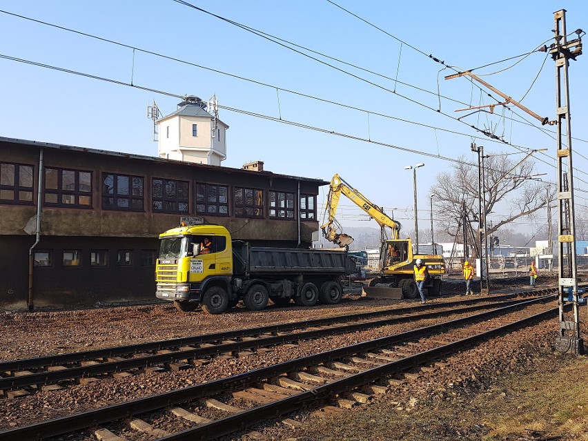 PKP zaczęło prace przy przejeździe w Krzeszowicach, a teraz...