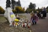 Głazy z ukraińską flagą na poznańskich cmentarzach. Po co tam stanęły? Wyjaśniamy