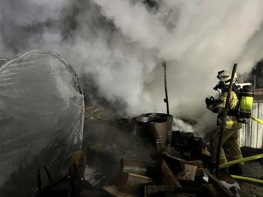 Gaboń. Strażacy dwie godziny gasili pożar drewnianej szopy i wnętrza wiaty gospodarczej
