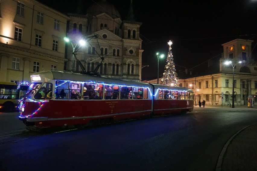 Sylwester 2015 w łódzkim tramwaju. Bawią się i zwiedzają Łódź [ZDJĘCIA]