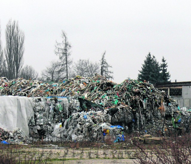 Po firmie recyklingowej pozostała góra śmieci