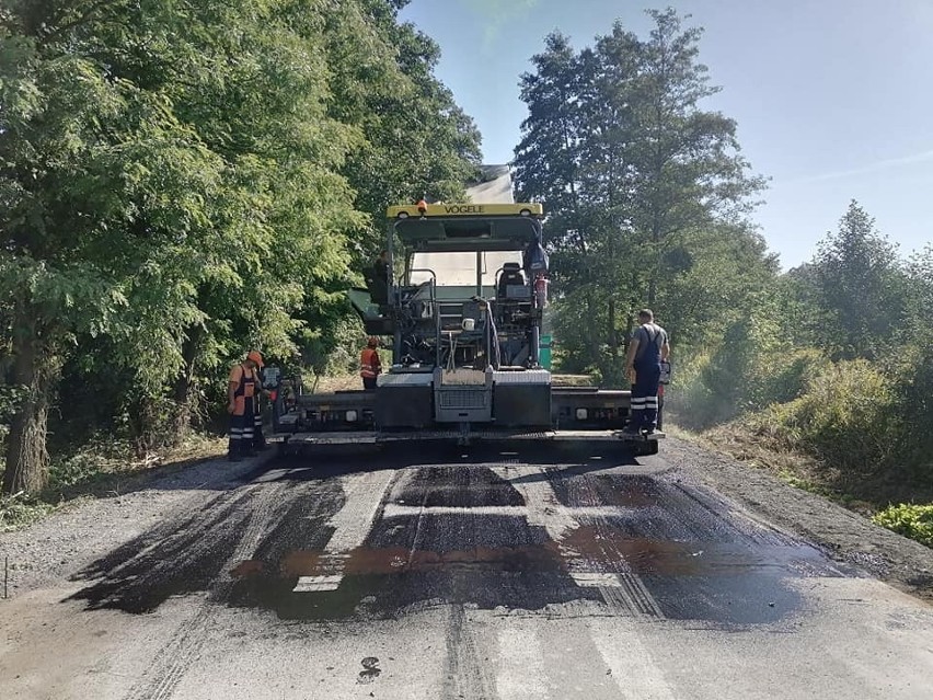 Będzie nowy odcinek drogi powiatowej w gminie Wyśmierzyce. Układają asfalt na poszerzonej jezdni