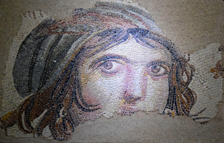 W muzeum wystawiane są piękne mozaiki, uratowane z rzymskich...