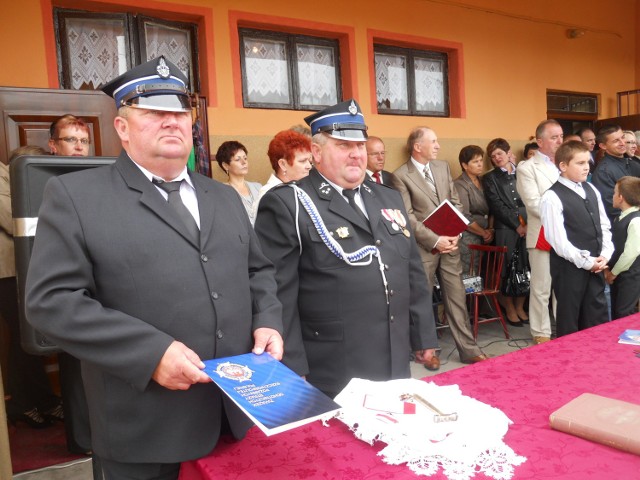 Oni "rządzą" jednostką, z lewej prezes  Mirosław Jóźwiak, obok naczelnik Adam Kobus.