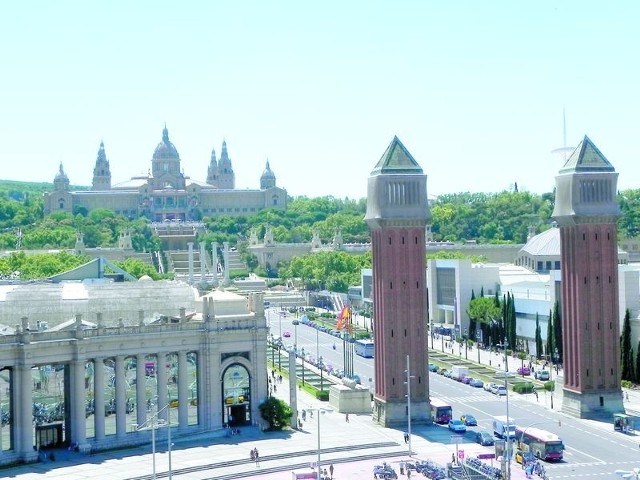 Plac Hiszpański w Barcelonie z Palau Nacional (w tle) i 47-metrowymi weneckimi wieżami oraz wieczornym "koncertem fontann&#8221; jest obowiązkowym punktem na trasie zwiedzania.