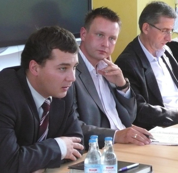 Jacek Faraś (w środku) zrezygnował z funkcji prezesa Stali Stalowa Wola SA. Damian Marczak (z lewej) zrezygnował z funkcji przewodniczącego Rady Nadzorczej, a trener koszykarzy Stali, Bogdan Pamuła (z prawej) właśnie do Rady został powołany.