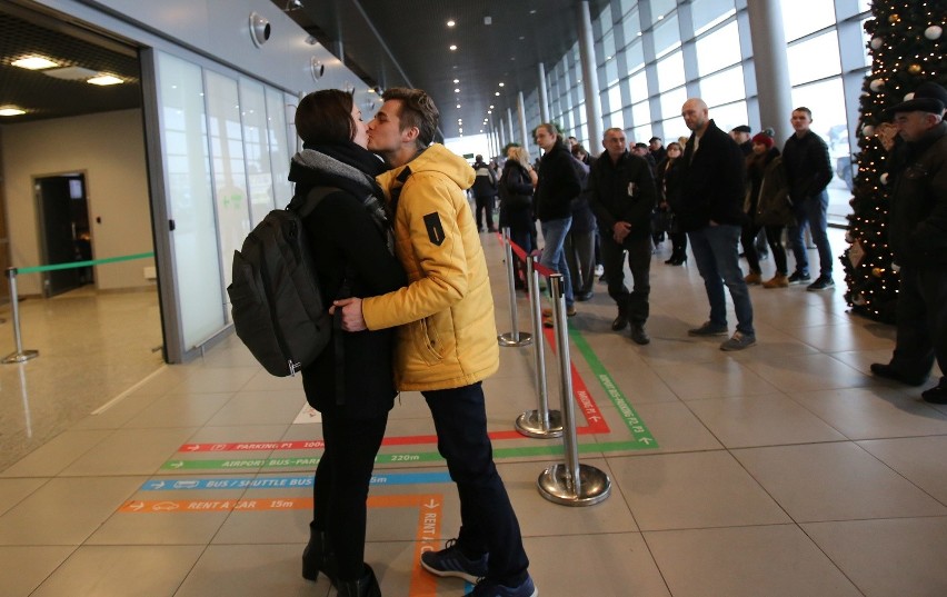 Polac powracający na święta na lotnisku w Pyrzowicach
